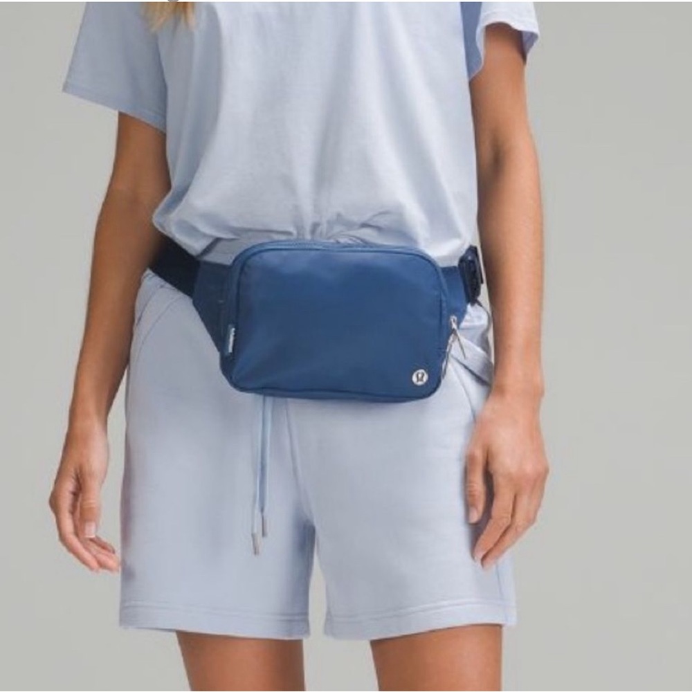 NWOT Lululemon 2L Everywhere Belt Bag Large. Pitch Blue - Picture 2 of 3